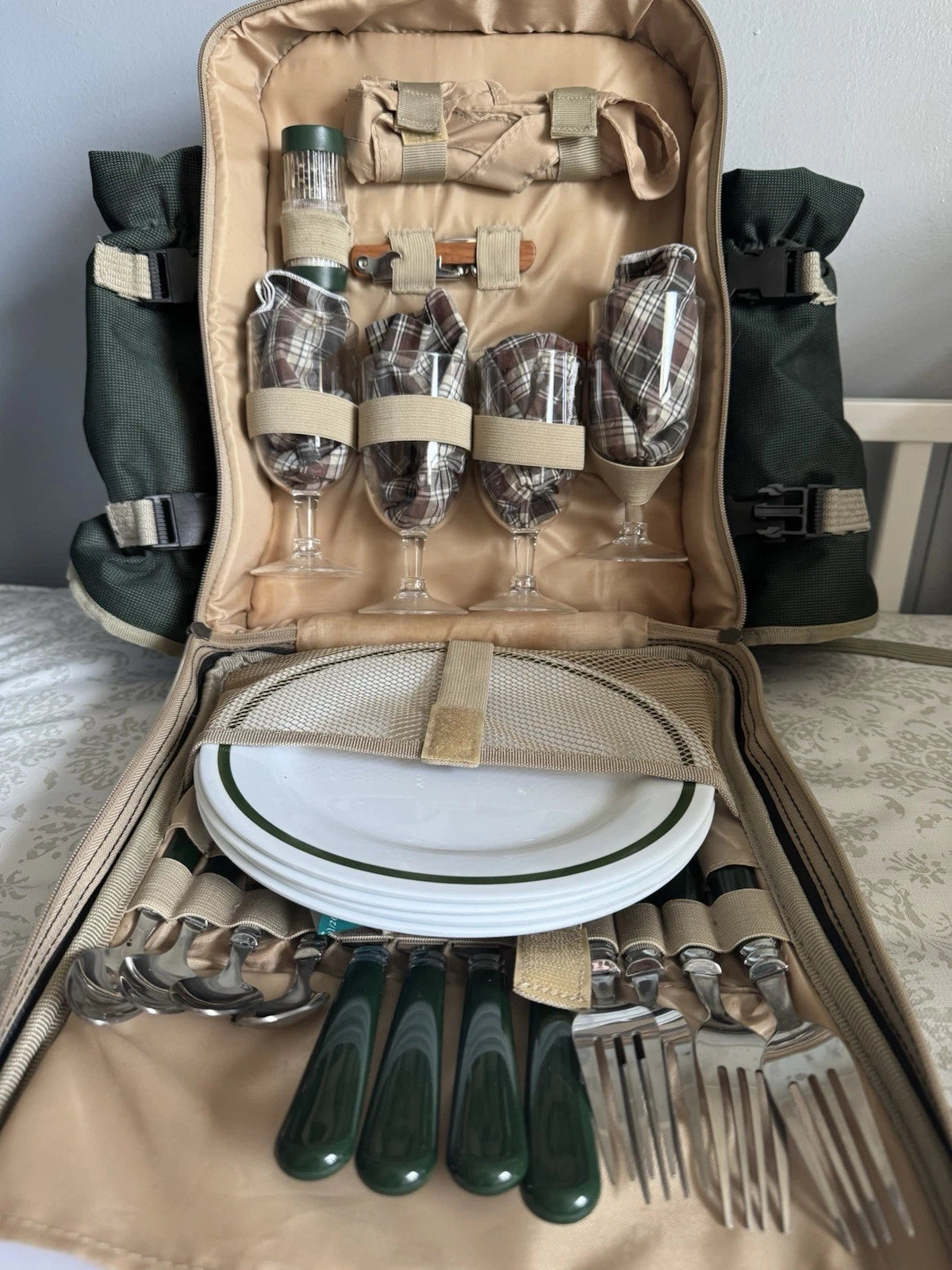 Picnic Backpack With Plastic Plates/plastic Wine Glasses For Party Of 4 | eBay