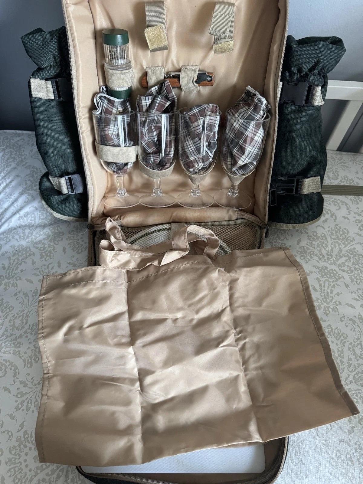 Picnic Backpack With Plastic Plates/plastic Wine Glasses For Party Of 4 | eBay