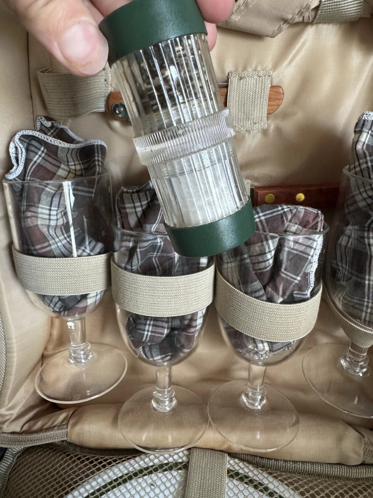 Picnic Backpack With Plastic Plates/plastic Wine Glasses For Party Of 4 | eBay