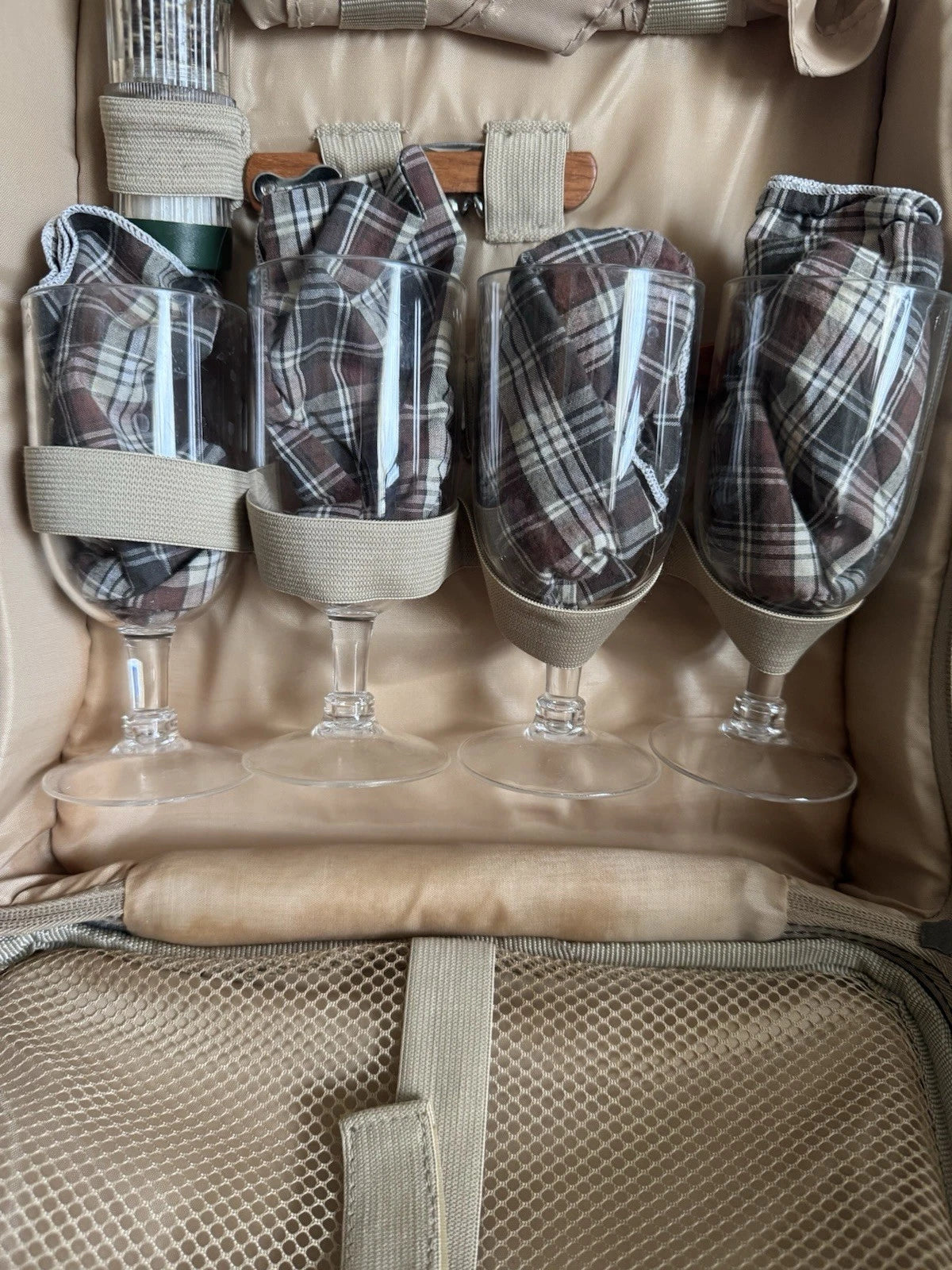 Picnic Backpack With Plastic Plates/plastic Wine Glasses For Party Of 4 | eBay